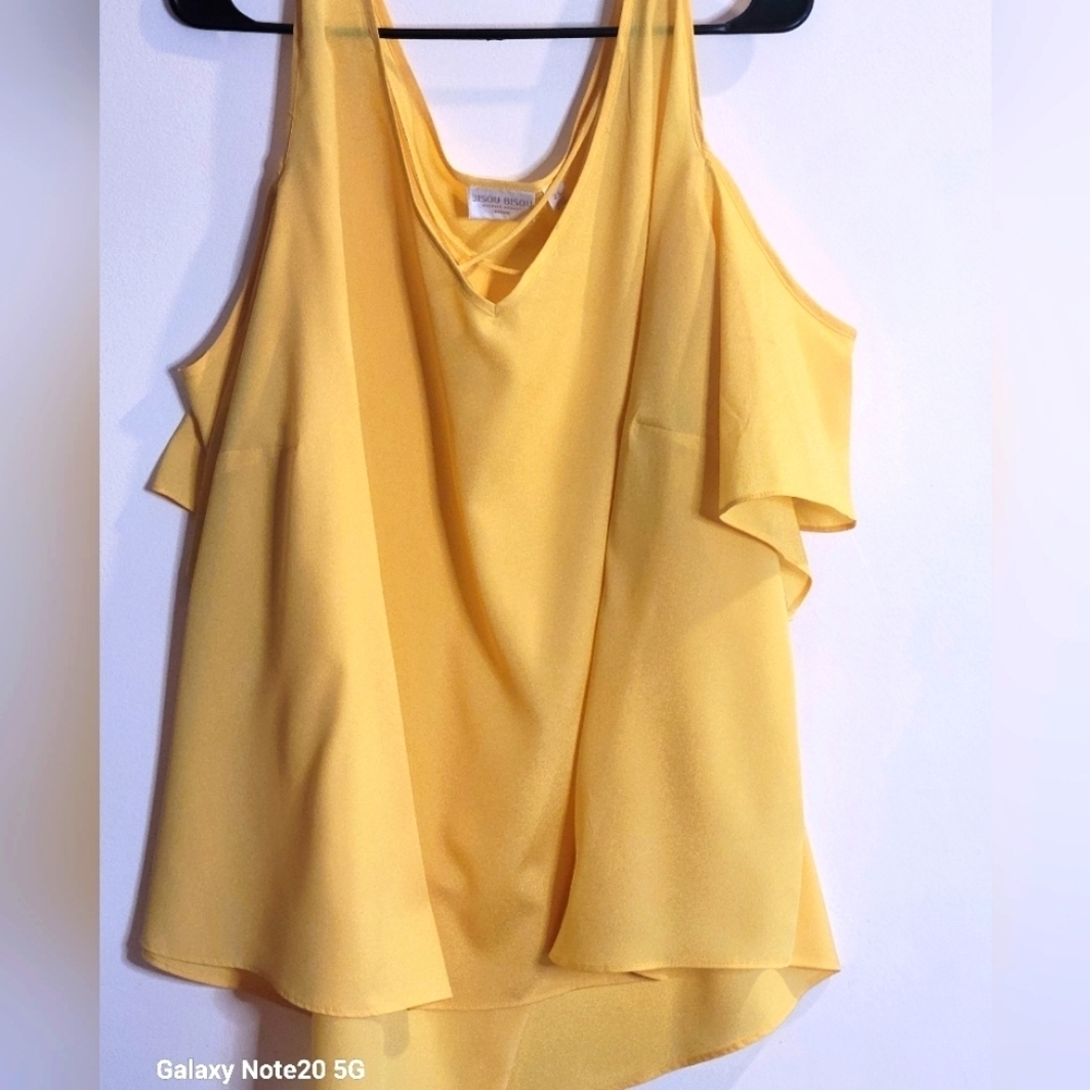 BISOU BISOU, yellow, cold shoulder top w/ short bell sleeves & v-neck. SZ 2X